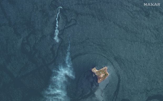 O navă rusească scapă, la limită, de o lovitură a unei rachete ucrainene lângă Insula Șerpilor. Imagini din satelit