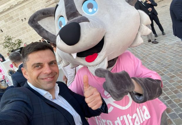 Ministrul sportului vrea ca Turul Italiei la ciclism să înceapă la Bucureşti