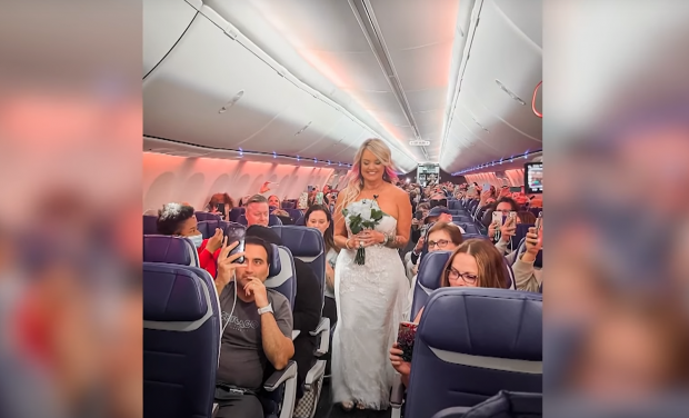 Un cuplu american s-a căsătorit într-un avion, după ce nu a reușit să ajungă la timp la o capelă din San Vegas