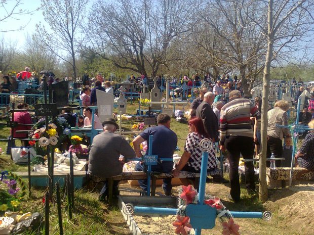 Ziua în care viii se întâlnesc cu morții la masă, la cimitir. Ce înseamnă și de ce e atât de important Paștele Blajinilor în Republica Moldova, Ucraina sau Rusia