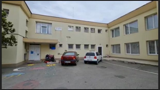 O educatoare de la o creșă din Pitești a fost reținută după ce a agresat copiii pe care îi avea în grijă. „A fost surprinsă cu mâna în gâtul fetiței mele”
