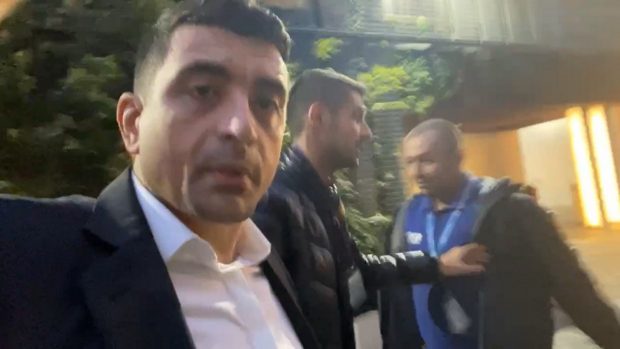 George Simion, scandal și îmbrânceli cu paznicii Digi24, după ce a încercat să intre neinvitat în sediul televiziunii