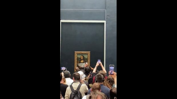 Un vizitator al Muzeului Luvru a aruncat cu o prăjitură în Mona Lisa, opera lui Leonardo da Vinci