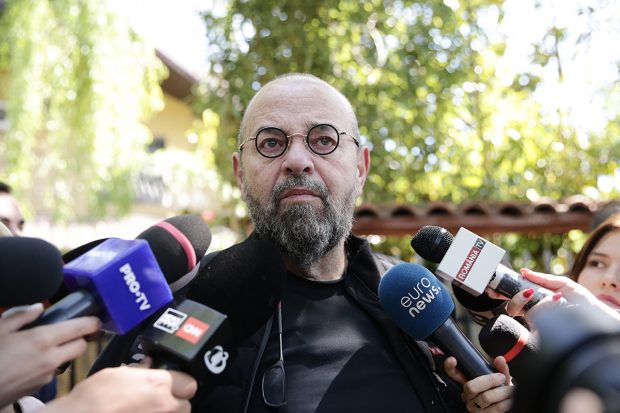 Piedone, mesaj pe Facebook la două zile de la încarcerare. „Dansați cu cuțitele la brâu și vă visați deja stăpâni pe primărie”