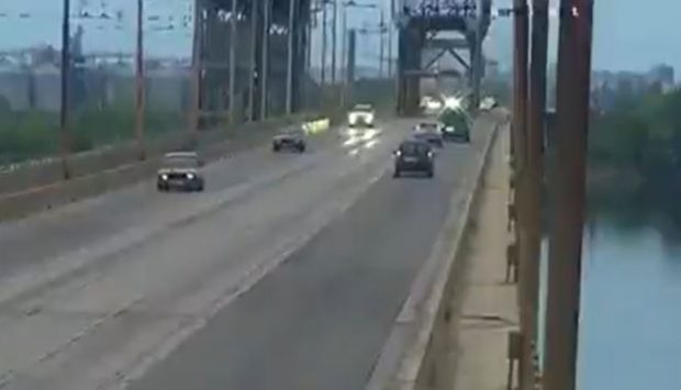 Un pod din Dnipro, lovit de o rachetă rusă, în timp ce circulau mașini. Imagini cu momentul atacului