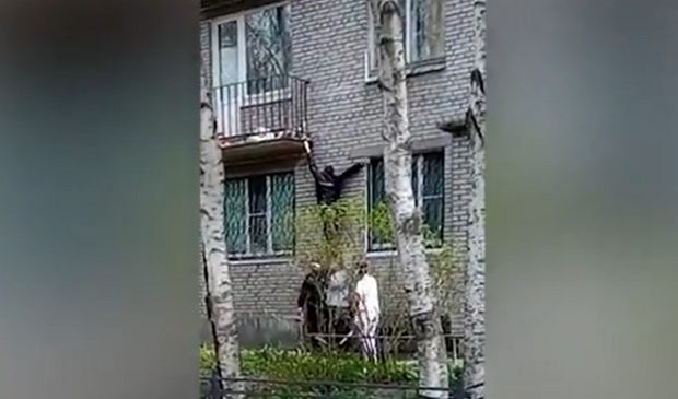 VIDEO| Un polițist rus se chinuie să intre într-o casă din care se difuzau mesaje despre crimele soldaților ruși în Ucraina