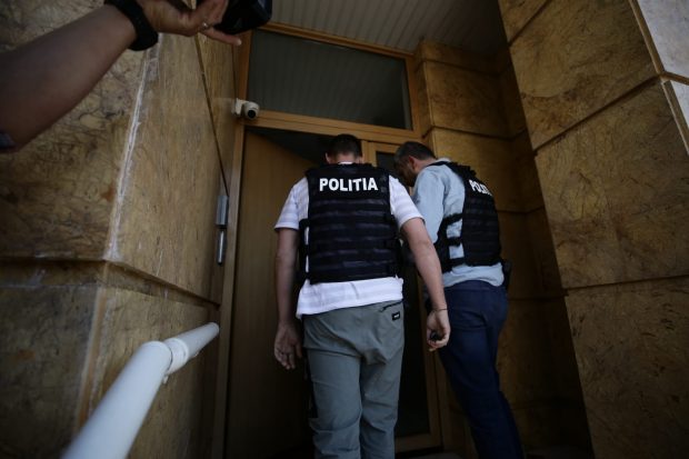 Un bărbat din Ilfov s-a baricadat în casă cu fiul său de 5 ani, după ce și-a agresat și dat afară soția. Poliția intervine