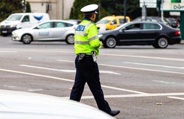 Polițiștii caută încărcătorul cu 15 gloanțe pierdut de un agent, în misiune. A fost aruncat la un coș de gunoi de un tânăr