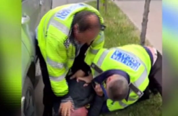 Polițist local din Iași bătut de un șofer amendat pentru parcare neregulamentară. Individul a fost imobilizat rapid: „Tu dai în poliţie, bă?”