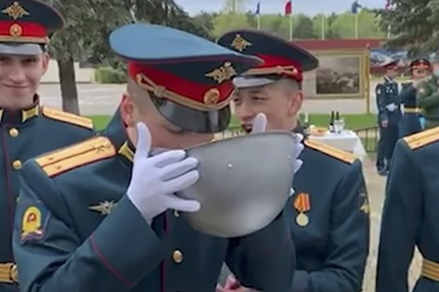 „Cealaltă față a ofițerilor lui Putin”. Au unit filmările din telefonul unui soldat rus, de la bețiile crunte din Rusia până când a fost capturat în zona de conflict, și a ieșit un superdocumentar