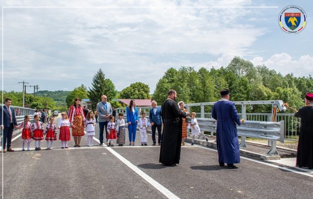Primăriță din Argeș, la sfințirea noului pod din comună: „Sunteți niște fericiți pentru că uitați pe ce lucrare grandioasă o să pășiți!”