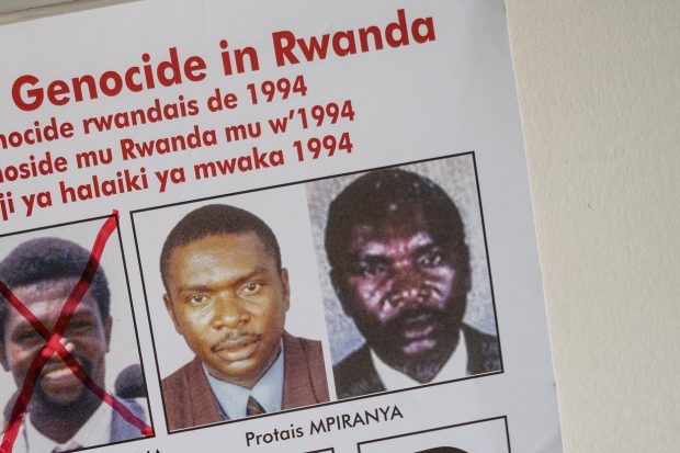 Cel mai căutat fugar din ultimii 20 de ani, acuzat că a organizat genocidul din Rwanda, a fost găsit