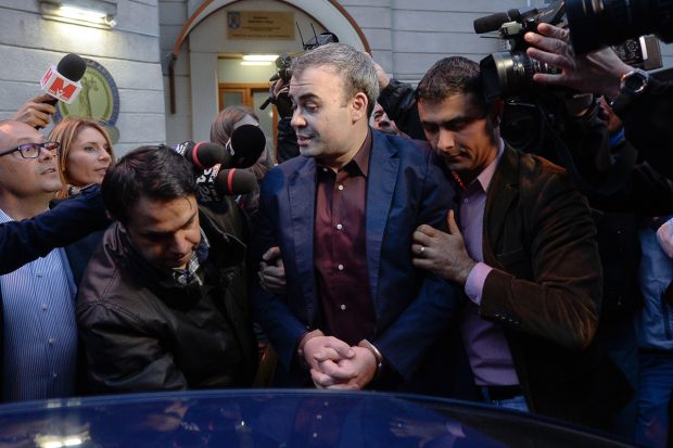 Suspans în dosarul tablourilor lui Darius Vâlcov. Judecătorii anunţă azi dacă procesul, în care fostul ministru a primit 8 ani de închisoare, va fi reluat de la zero