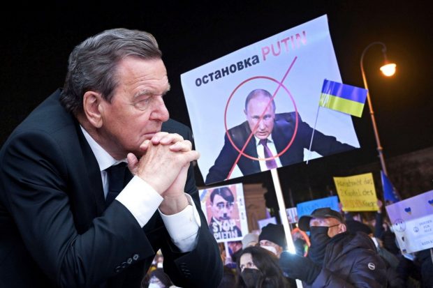 Gerhard Schröder, la un pas să fie inclus pe lista neagră a UE. Parlamentul European îi oferă o singură opțiune