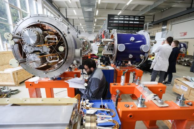 România face cercetări de fizică atomică lângă Moscova, împreună cu rușii. „Profilul este de cercetări nucleare și de aici vine o teamă mai mare”. Pot continua acestea?