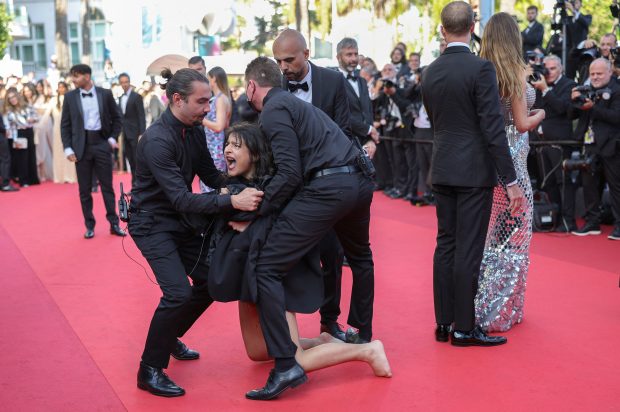 Protest pe covorul roșu la Cannes. O femeie a manifestat față de violurile comise de soldații ruși în Ucraina