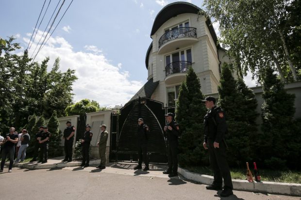 Cumnatul lui Igor Dodon, prins de procurori în timp ce mânca un document despre tranzacții de peste 700.000 de euro