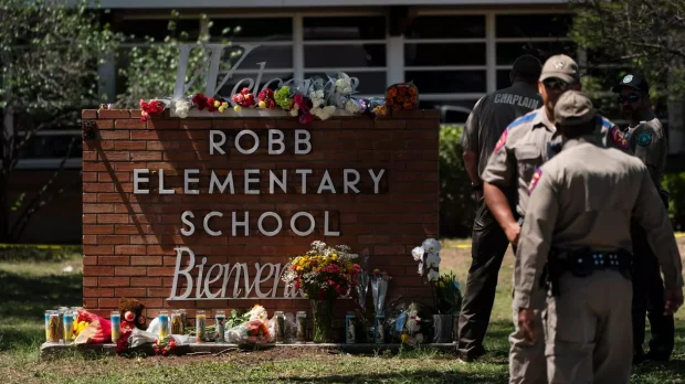 O profesoară care a supraviețuit unui atac armat, către părinții din Uvalde, Texas. „Îl veți urî pe Dumnezeu, îi veți mulțumi lui Dumnezeu. Veți găsi focul pentru a merge mai departe”