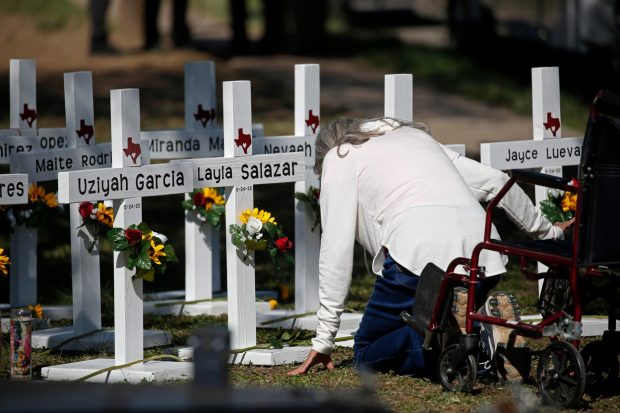 Părinții copiilor uciși în masacrul din Texas acuză că polițiștii au întârziat intervenția. Cât le-a luat să intre în școală și să-l împuște pe atacator