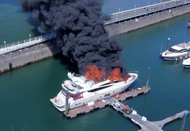 Un iaht de peste 7 milioane de euro a ars ca o torță într-un port din Anglia, apoi s-a scufundat