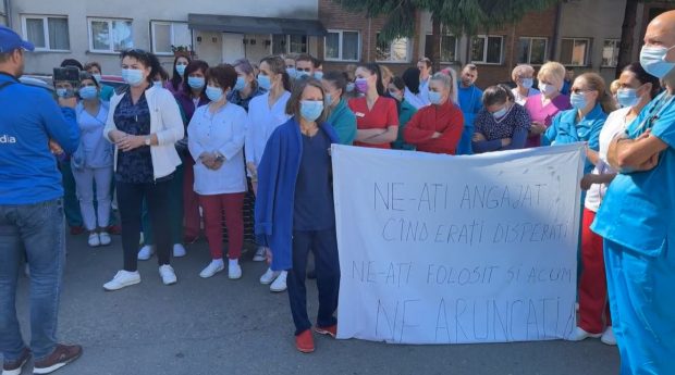 VIDEO | Protest în curtea spitalului din Aiud. Zeci de cadre medicale angajate în perioada pandemiei de COVID urmează să fie concediate