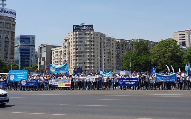 Protest la Guvern. Profesorii au cerut majorările salariale promise