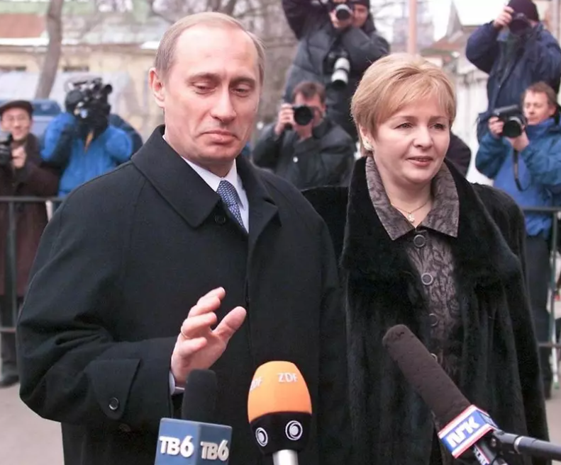 „Rețeaua lui Putin”. Amanta, fosta soție și mai multe rude ale liderului de la Kremlin, pe lista de sancțiuni dictate de Marea Britanie