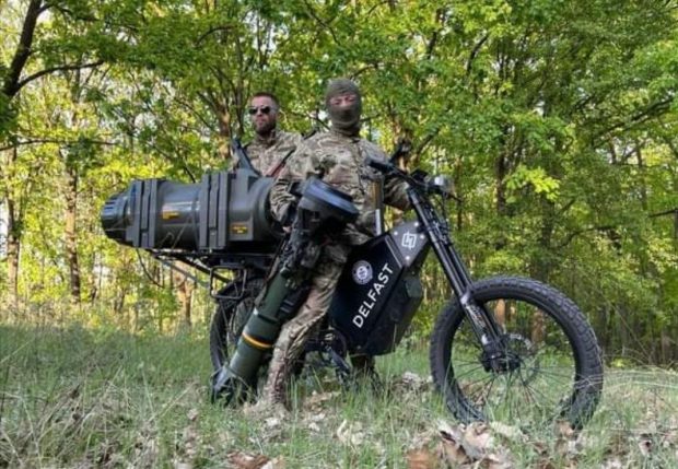 Imagini cu soldați ucraineni care atacă tancurile rusești cu rachete lansate de pe bicicletă electrică