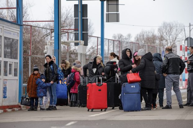 Guvernul alocă peste 56 de milioane de lei pentru decontarea cheltuielilor cu hrana şi cazarea refugiaţilor ucraineni