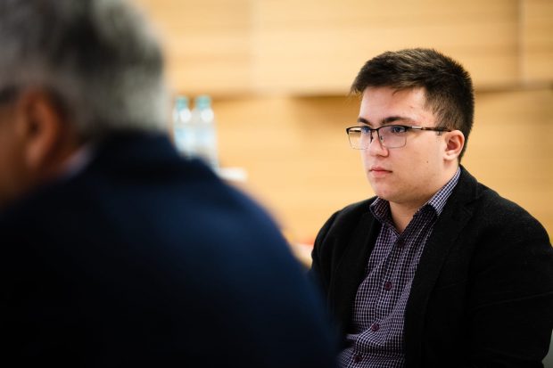 „Copiii de azi aleg să nu stea în bancă. Nu suntem generația de sacrificiu, suntem generația rezilienței”. Interviu cu președintele Consiliului Elevilor