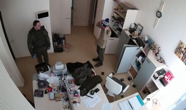 Momentul când soldații ruși împușcă doi civili neînarmați în Ucraina și îi ucid, filmat de camere de supraveghere și publicat de CNN