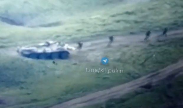 VIDEO | Soldații ruși sar din blindate și o rup la fugă abandonându-le când încep ucrainenii să le bombardeze coloana
