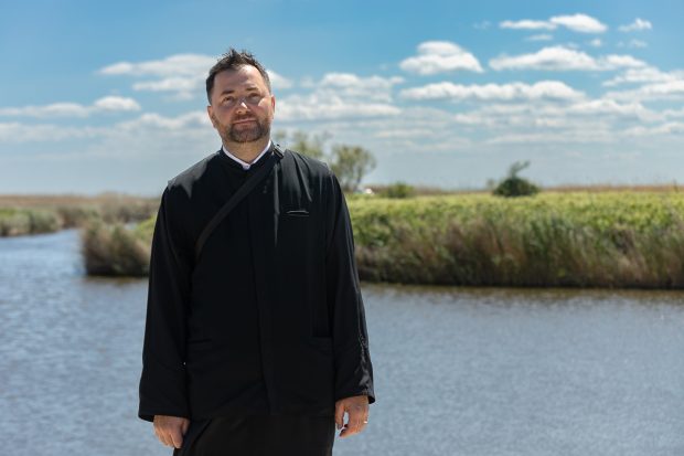 Biserica de la capătul României. Lupta unui fost militar în Irak ajuns preot să-i ajute pe bătrânii și pe copiii dintr-o parohie din Deltă: „Dumnezeu mi-a zis: «Măi, tu rămâi aici!»”