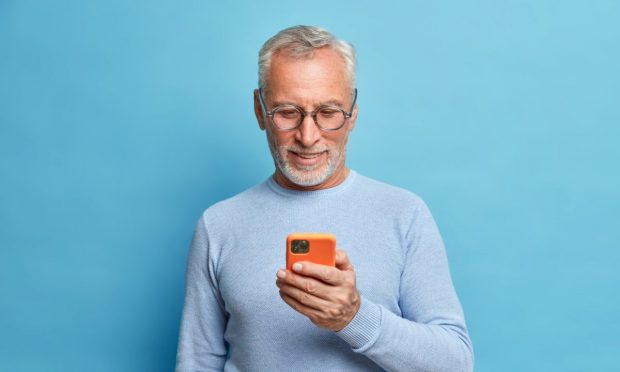 6 lucruri de care să ții cont înainte de a alege un telefon pentru seniori