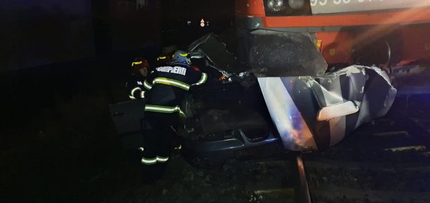 Un tânăr din Satu Mare a murit după ce mașina în care se afla a intrat sub locomotiva unui tren. Alte două persoane rănite