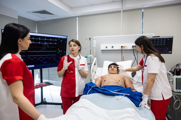 Academia Europeană pentru Asistenți Medicali dispune de manechine umanoide robotice de ultimă generație care imită simptomele studiate, clinice sau cronice și care au circuite interne de lichide, fapt ce permite simularea recoltării de probe biologice