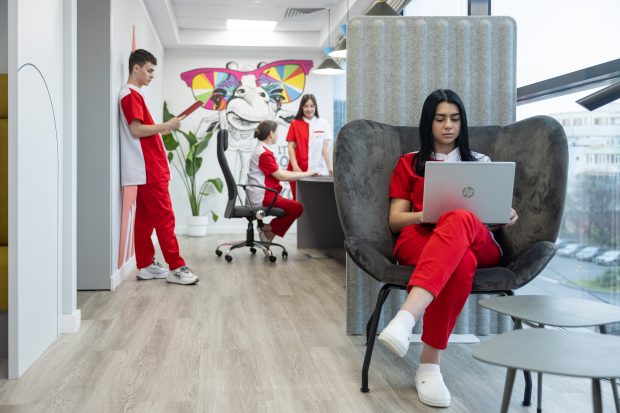 Academia Europeană pentru Asistenți Medicali, un program de licență de 3 ani, pe model educațional britanic, chiar în România. La finalizarea programului, studenții Academiei Europene pentru Asistenți Medicali au șansa de a se angaja imediat, în cadrul Rețelei Private de Sănătate REGINA MARIA.