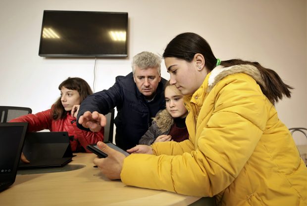 Cum se transformă o școală renovată la 130 de ani de la înființare. „Mobilierul era de pe vremea lui Moș Ion Roată”