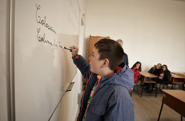 Trei directori în fiecare școală, mai multă practică pentru profesori, testarea tuturor elevilor la fiecare trei ani. Propuneri pentru noua lege a educației
