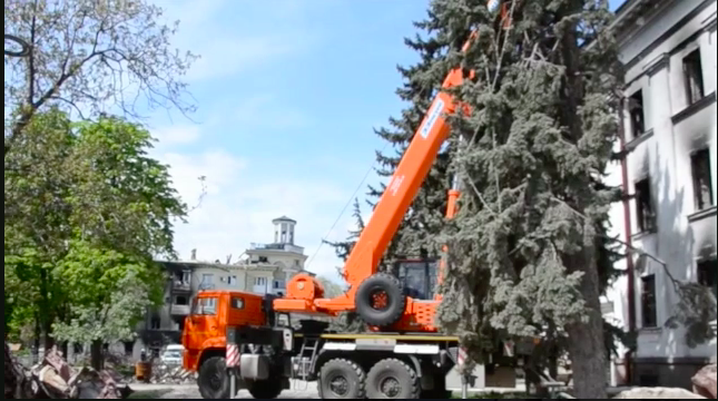 VIDEO. 5 zile până la parada de 9 Mai: rușii strâng molozul teatrului din Mariupol pentru propaganda de Ziua Victoriei