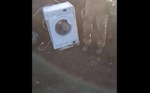 VIDEO. O mașină de spălat, furată din casele ucrainenilor, a fost găsită în tranșeele săpate de militarii ruși