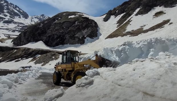 VIDEO | Cum decurge deszăpezirea pe Transfăgărășan. „Suntem convinși că vom reuși și în acest an să deschidem mai devreme”