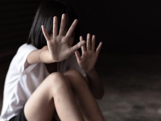 După ultimul termen din procesul în care acuză că a fost violată de la 11 ani, și-a luat bebelușul de 3 luni și a fugit de acasă. Un caz cât toată nepăsarea autorităților