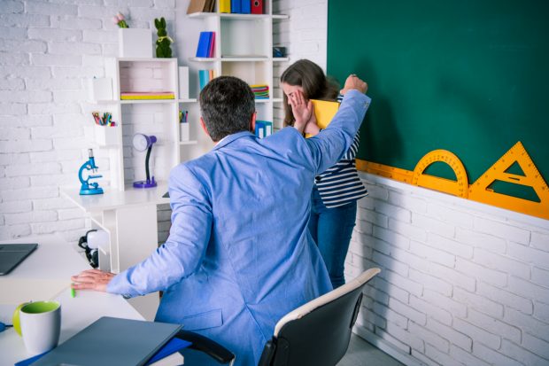 Cum ajung unii profesori să-și rănească elevii. „Ei știu că nu-i în regulă să reacționeze așa, dar nu cunosc o altă variantă”