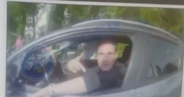 VIDEO | Șofer scos cu forța din mașină, după un scandal în trafic. Polițiștii i-au spart geamul și apoi l-au imobilizat