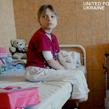 Un băiețel de 11 ani are grijă de mama și de sora lui, schilodite în atacul cu rachete din gara de la Kramatorsk