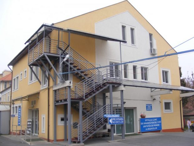 „Mi-am spălat copilul cu furtunul”. Revolta unui tată care s-a internat cu copilul la spital în Cluj. Conducerea dă vina pe „pacienții de etnie”