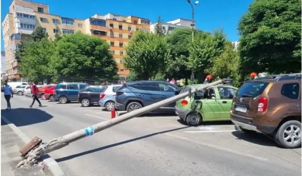 VIDEO |  Autoturism strivit sub un stâlp de curent, într-o parcare din Târgu-Jiu. Incidentul a avut loc în apropiere de o grădiniță