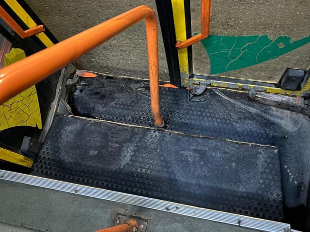 Imagini de la controalele efectuate de ANPC la autobuzele STB. La multe dintre vehicule, frânele și alarmele de incendiu nu funcționau