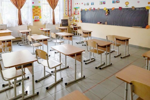 Tablele clasice din clase vor fi înlocuite cu unele interactive, anunță Sorin Cîmpeanu. Cum vor funcționa